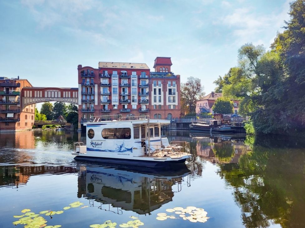 Festliegendes Hausboot mieten